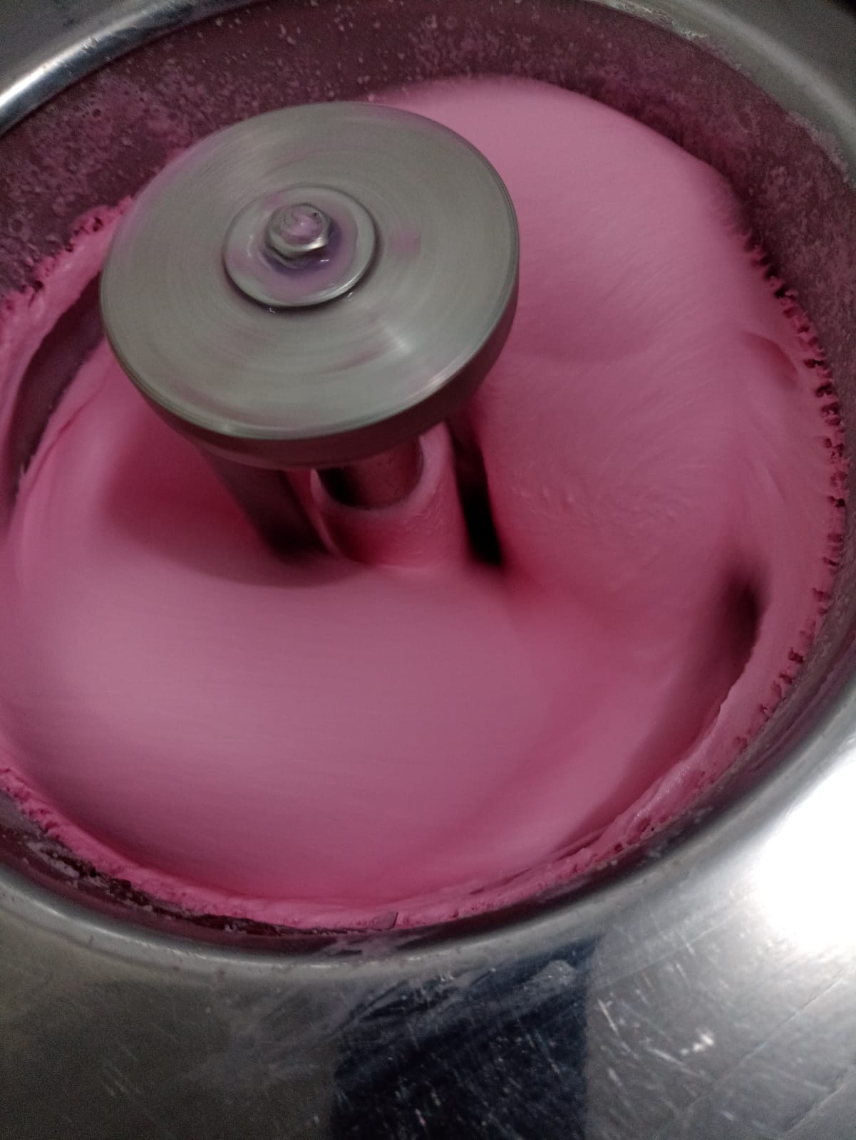 Sorvete sendo produzido na máquina